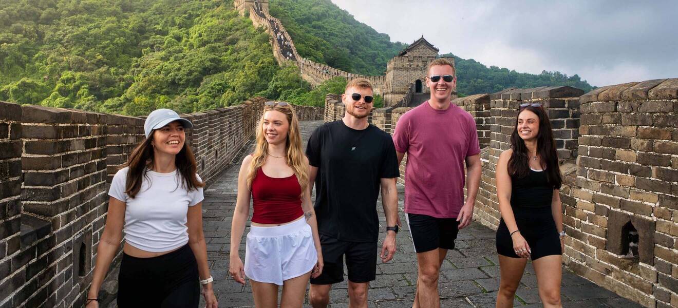 Reise-Crew spaziert über die Chinesische Mauer
