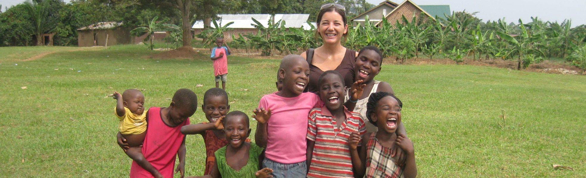 Volunteer beim Auslandspraktikum in Uganda mit Kindern