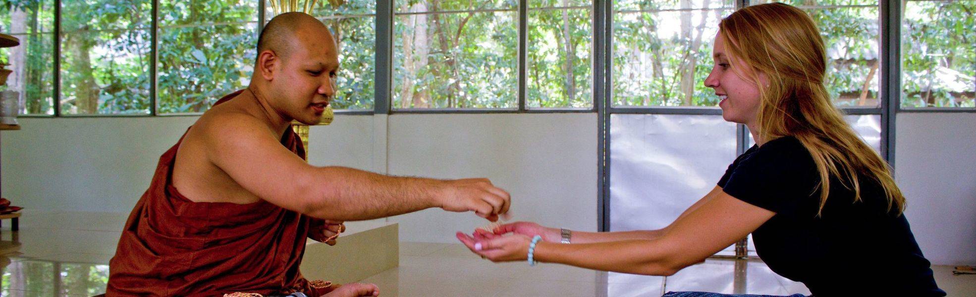 Volunteer bei ihrem Auslandspraktikum in Thailand mit einem Mönch