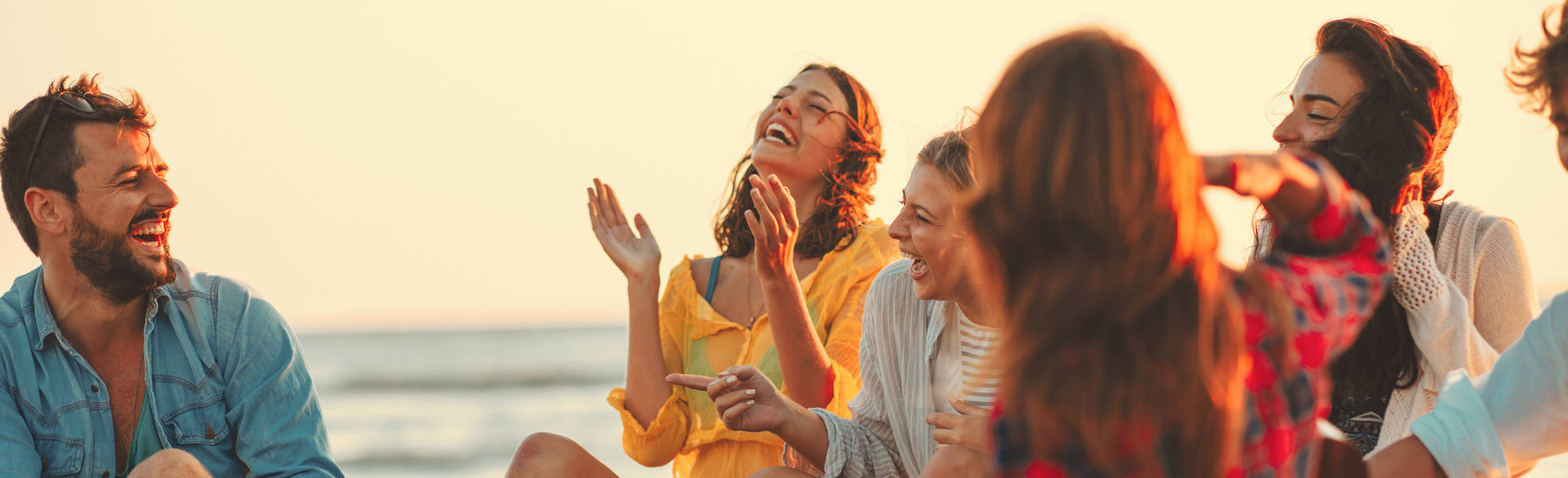 Eine Gruppe junger Menschen hat zusammen Spaß im Ausland
