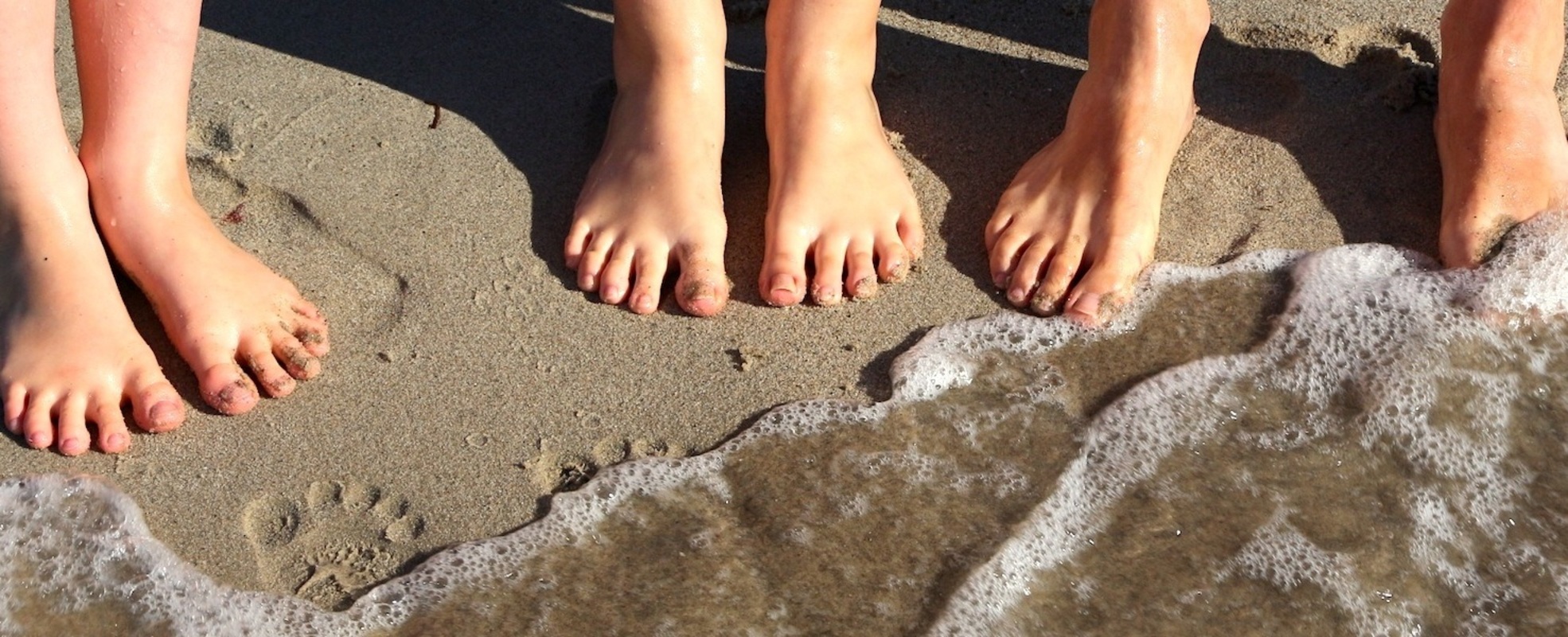 Gemeinsam am Strand bei der Freiwilligenarbeit im Ausland mit Kindern