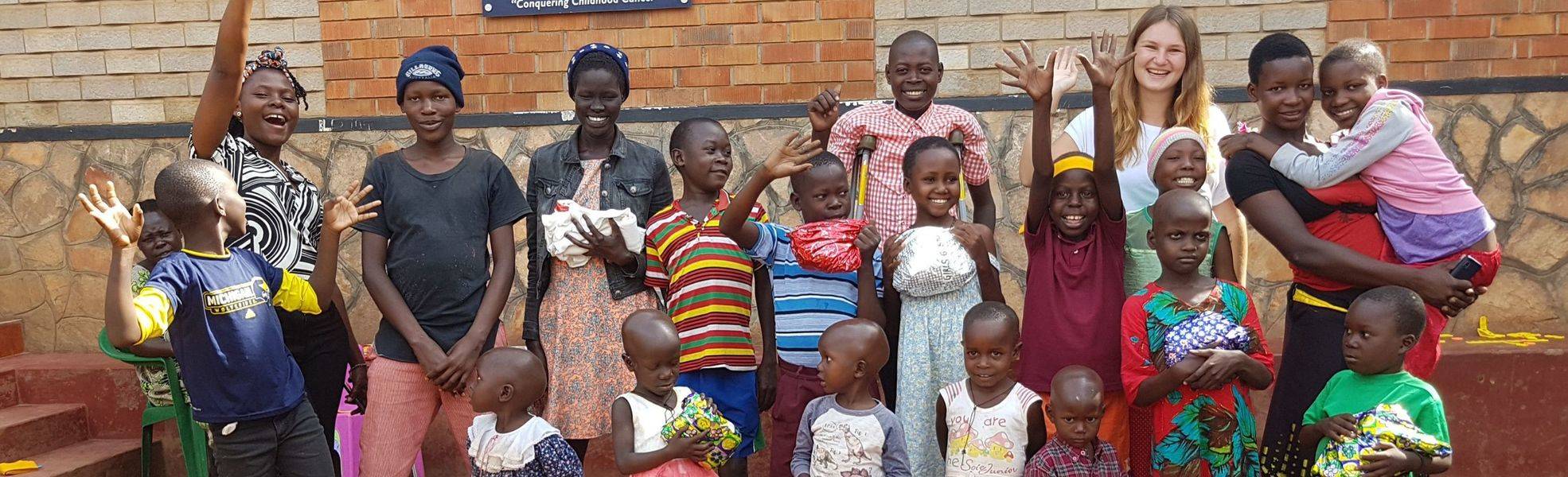 Volunteers bei ihrer Freiwilligenarbeit in Uganda