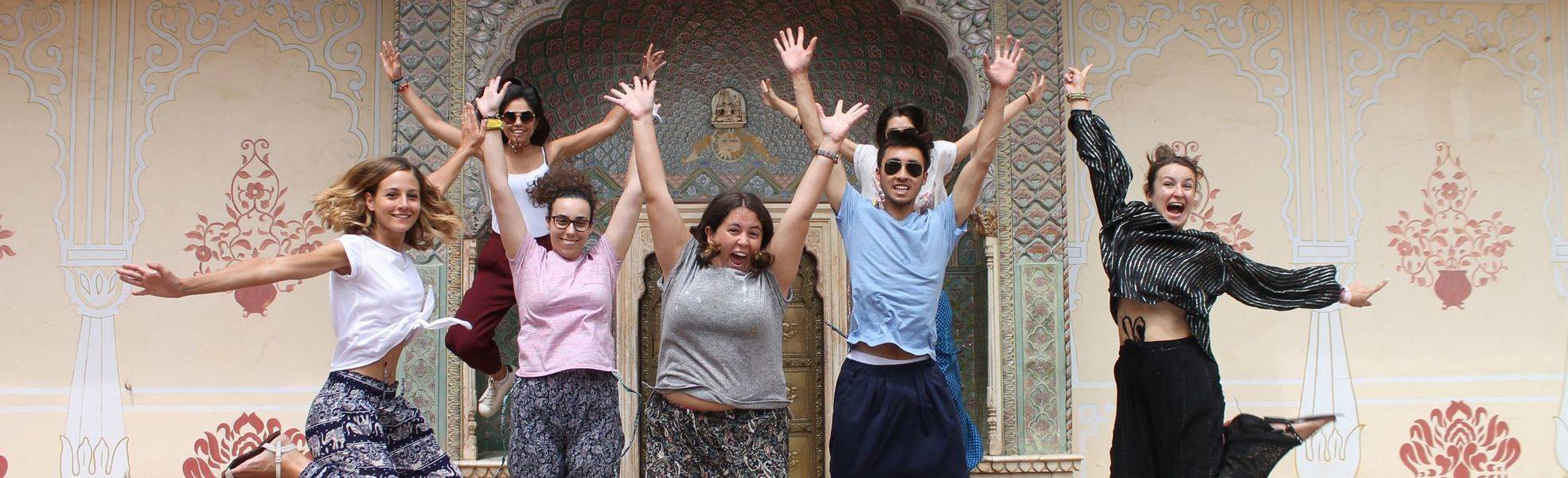 Volunteers bei ihrer Freiwilligenarbeit in Indien