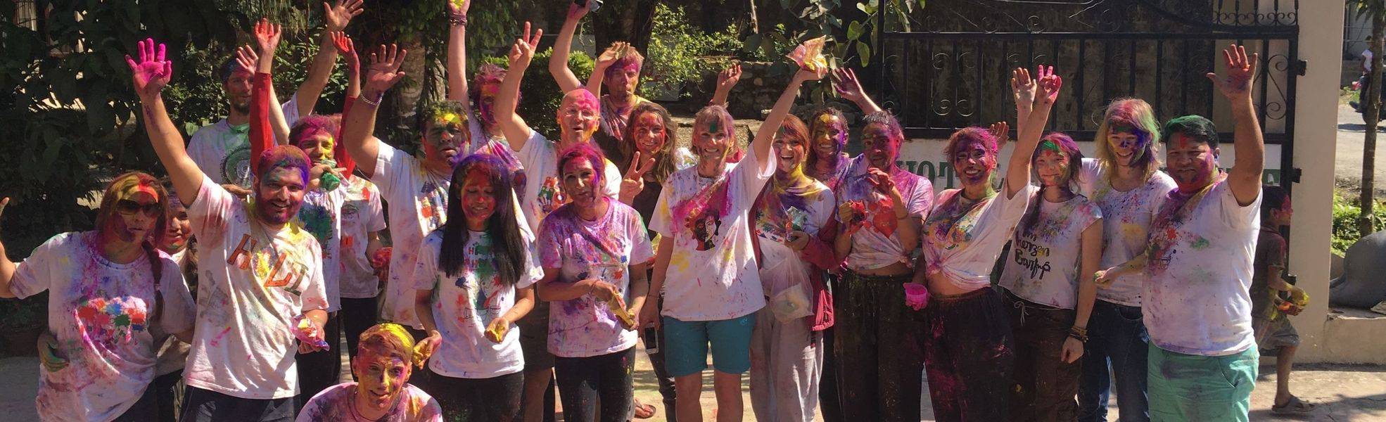 Volunteers bei ihrer Freiwilligenarbeit in Nepal