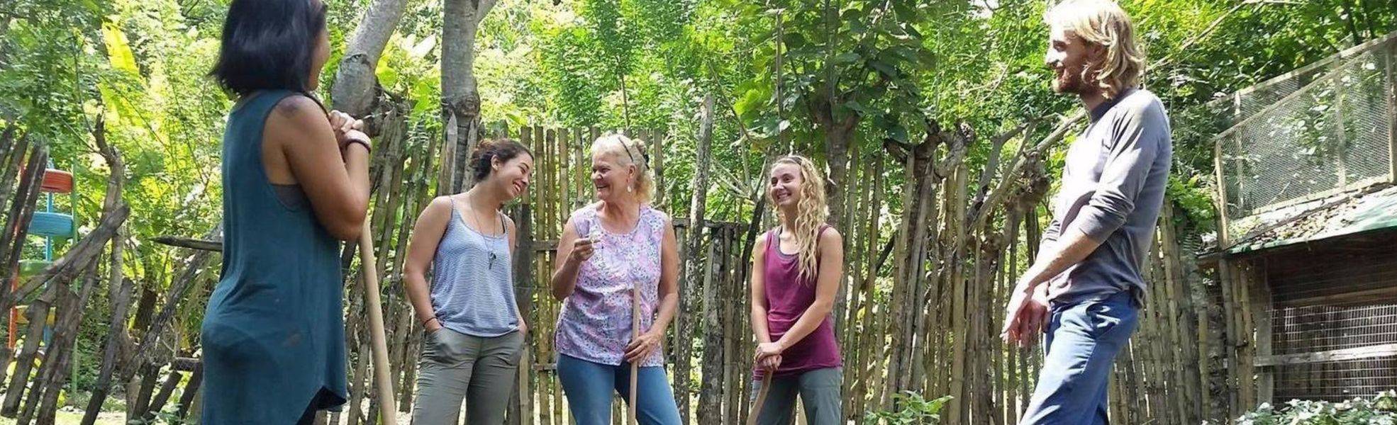 Volunteers bei ihrer Freiwilligenarbeit in Ecuador