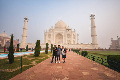 vor dem Taj Mahal