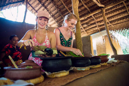 Volunteers beim Mittagessen