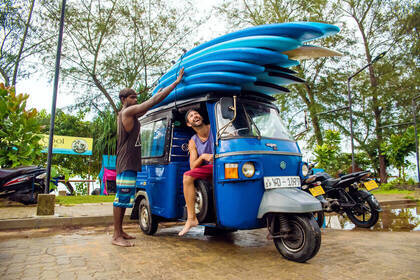 Tuk Tuk beladen mit Surfboards