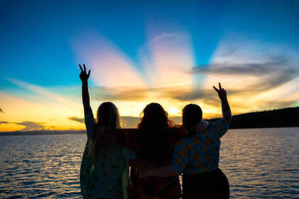 Reisende beim malerischen Sonnenuntergang