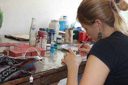 Volunteer beim bemalen