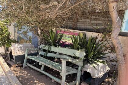 Bank vor Tierheim auf Kreta