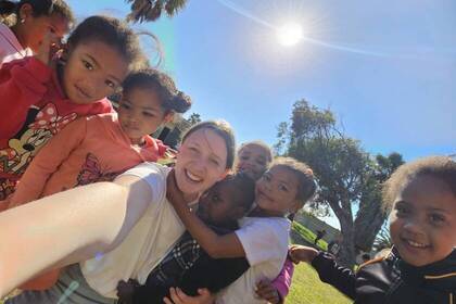 Volunteer mit Kindern