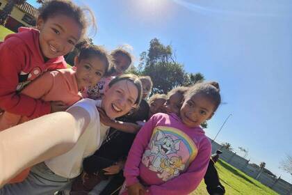 Kinder mit Volunteer