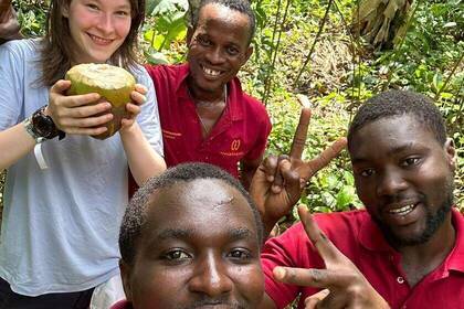 Volunteer mit Team in Ghana