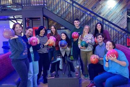 Volunteers beim Bowling-Abend