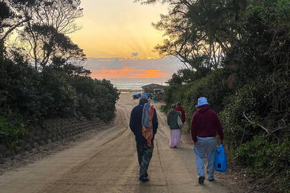 Freiwillige auf dem Weg zum Strand