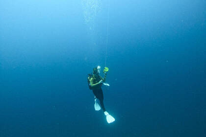 Freiwilliger beim Tauchgang