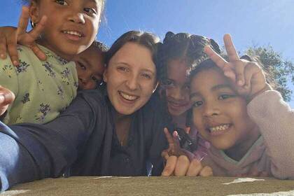 Volunteer mit Kindern in Kapstadt