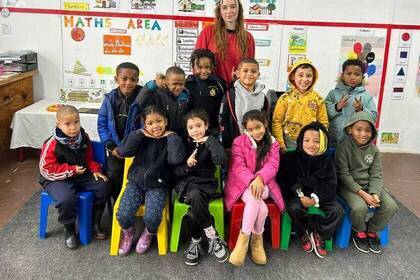 Gruppenbild: Volunteer mit Kindern in Südafrika 
