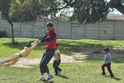 Volunteer spielt mit Kindern in Kapstadt