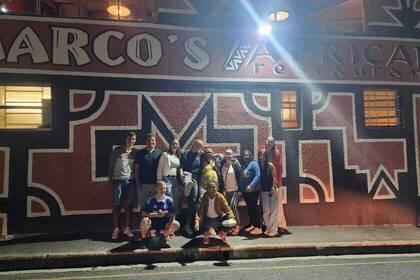 Volunteers der Schule für autistische Kinder in Kapstadt vor Bar