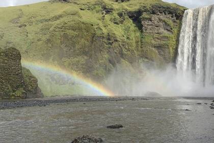 Wasserfall mit Regenbogen