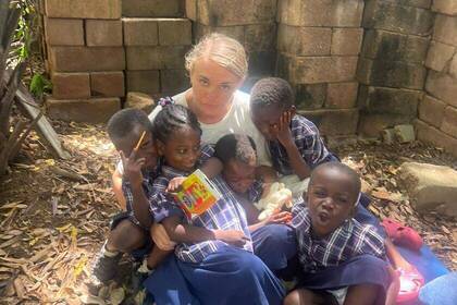 Volunteer im Straßenkinderprojekt mit Kindern