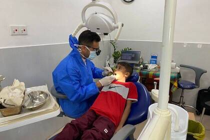 Zahnarzt bei der Arbeit 