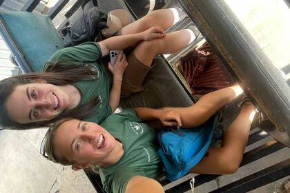 Volunteers gemeinsam im Projekt