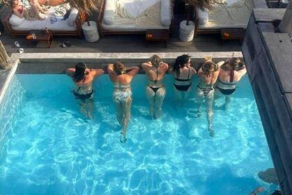 Reise-Crew im Pool