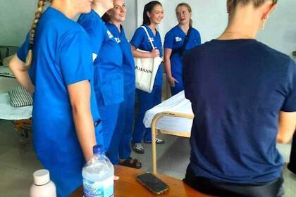 Volunteers bei einer gemeinsamen Besprechung