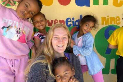 Volunteer im Projekt mit Kindern