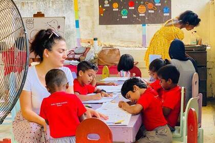 Kinder mit Volunteers in Sri Lanka