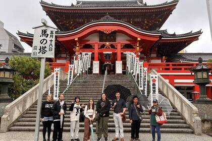 Volunteers vor dem Nagoya-Tempel