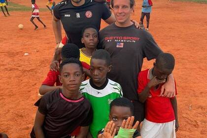 Volunteers mit Kindern im Projekt