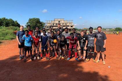 Volunteers Gruppenfoto mit Kindern