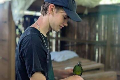 Volunteer mit einem Papagei 