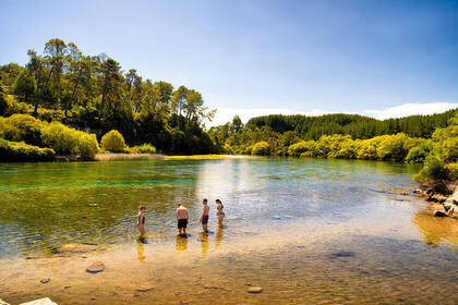 Gruppe im Fluss bei Taupo