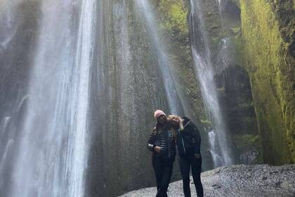 Volunteers vor einem Wasserfall