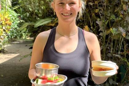 Volunteer mit Tier-Futter