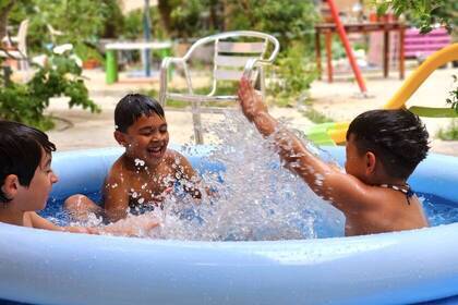 Abkühlung im Pool bei der Kinderbetreuung in Barcelona