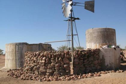 Als Volunteer Trinkwasserstellen bauen für Elefanten