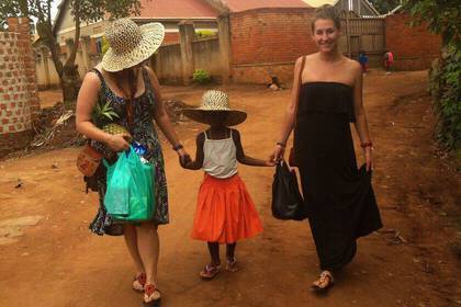 Als Lehrerinnen in der Schule in Uganda