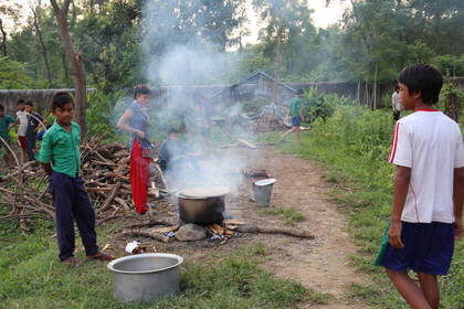 Gemeinsames Kochen im Children's Hostel in Nepal
