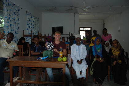 Volunteer beim Unterrichten in Tansania