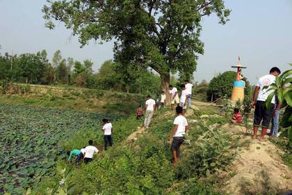 Helfer reinigen das Wasser von Müll