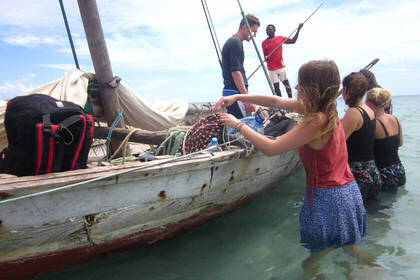 Volunteers mit einem Boot