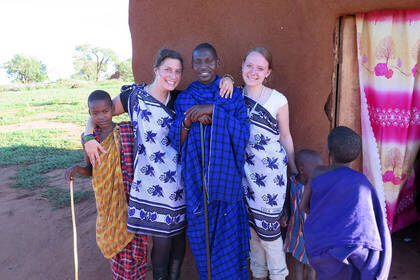 Massai-Familie mit Besucherinnen