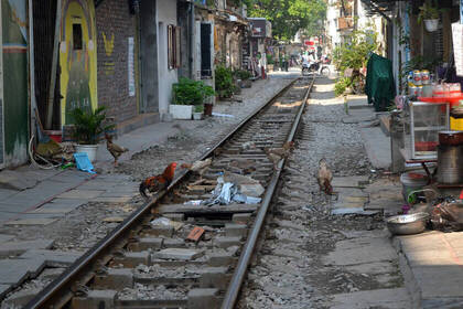 Hanoi: Train goes straight through the residential area