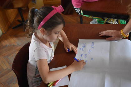 Kind in der Nachmittagsbetreuung in Rumänien